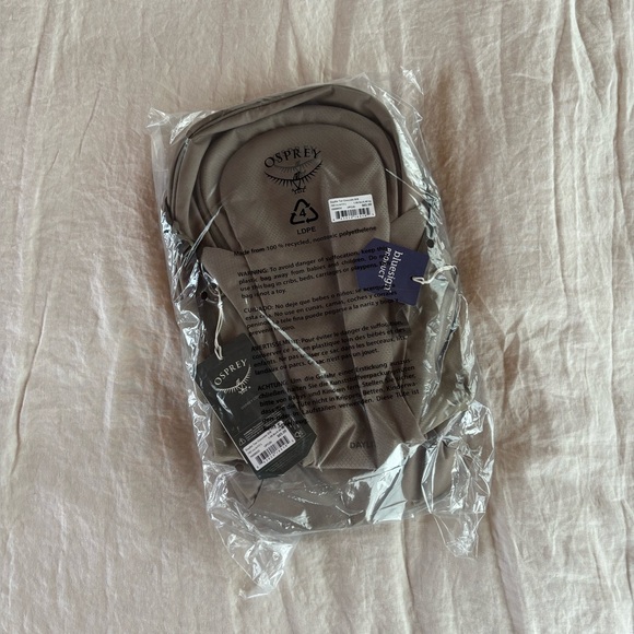 OSPREY NWT Daylite “Concrete Gray” Backpack - Picture 2 of 7